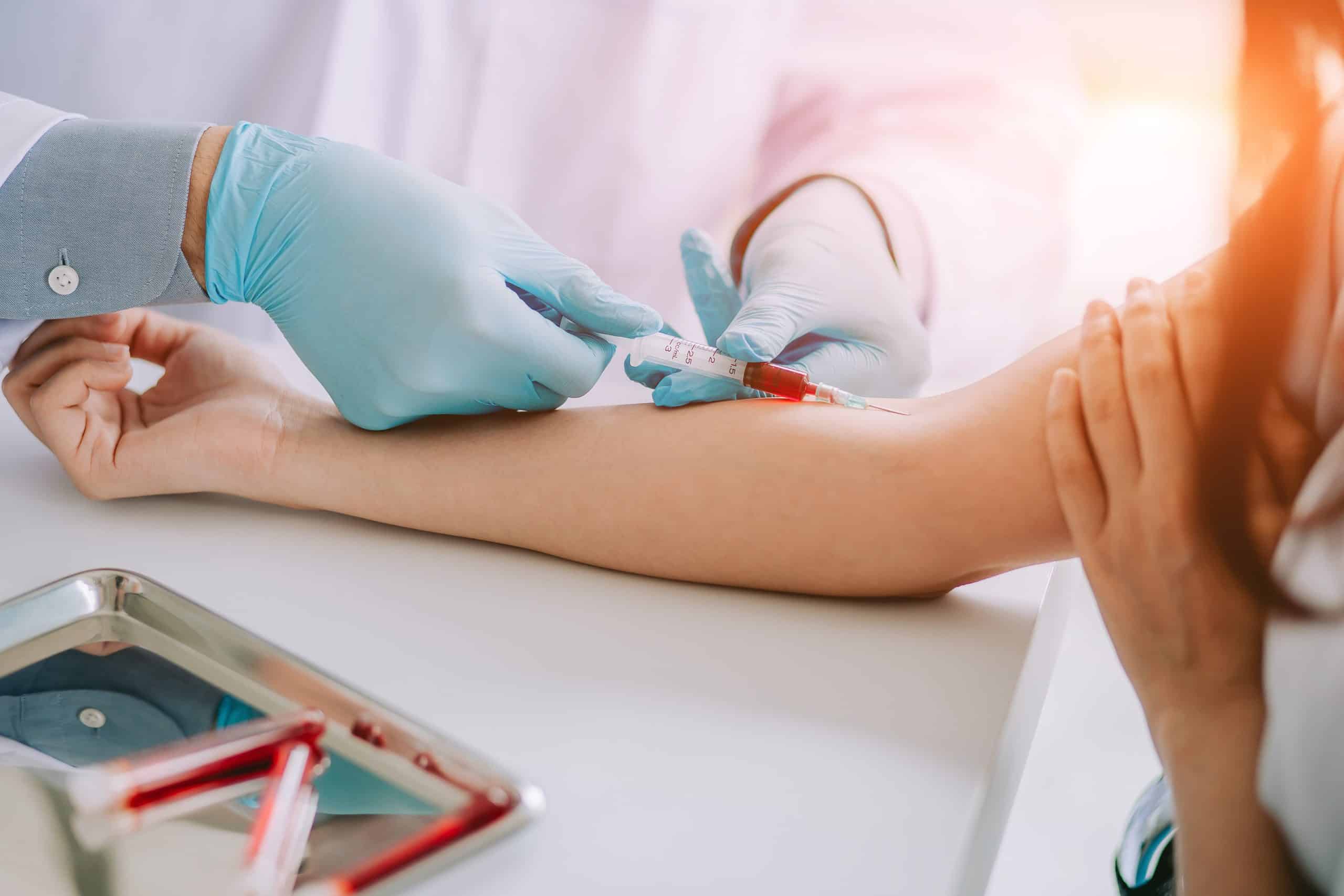 Extracción de sangre para análisis clínicos en el laboratorio