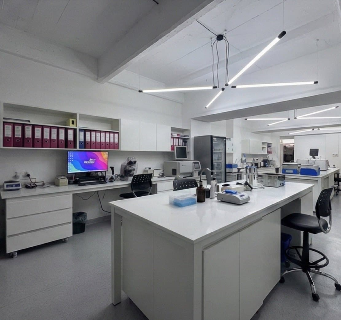 Interior de Laboratorio Aclimu con equipamiento y áreas de trabajo