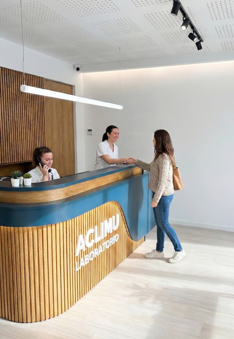 Recepción de Aclimu con el mostrador ACLIMU Laboratorio