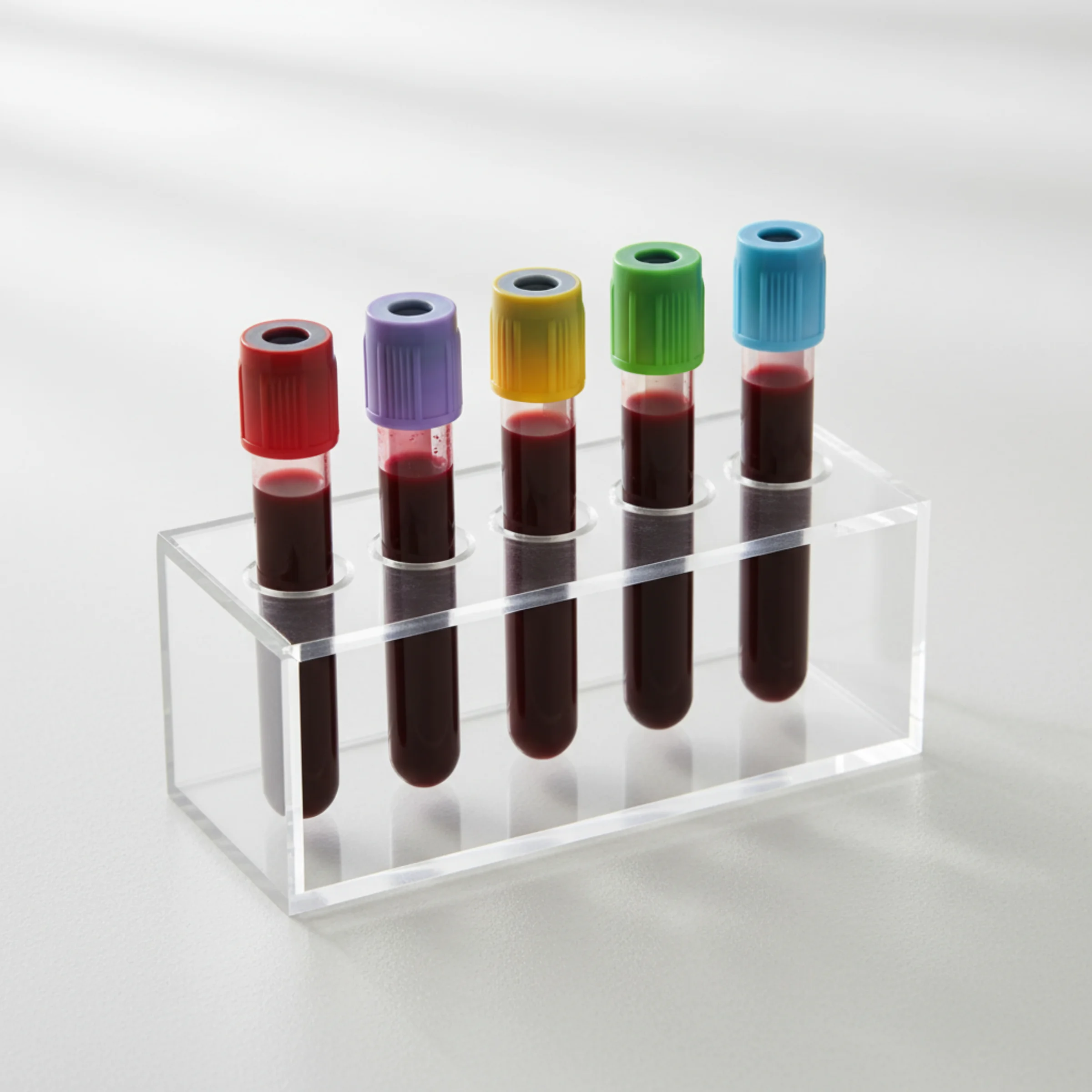 Chequeo ITS ampliado con Herpes 1 y 2: 5 tubos de extracción con tapas roja, violeta, amarilla, verde y azul alineados en gradilla.