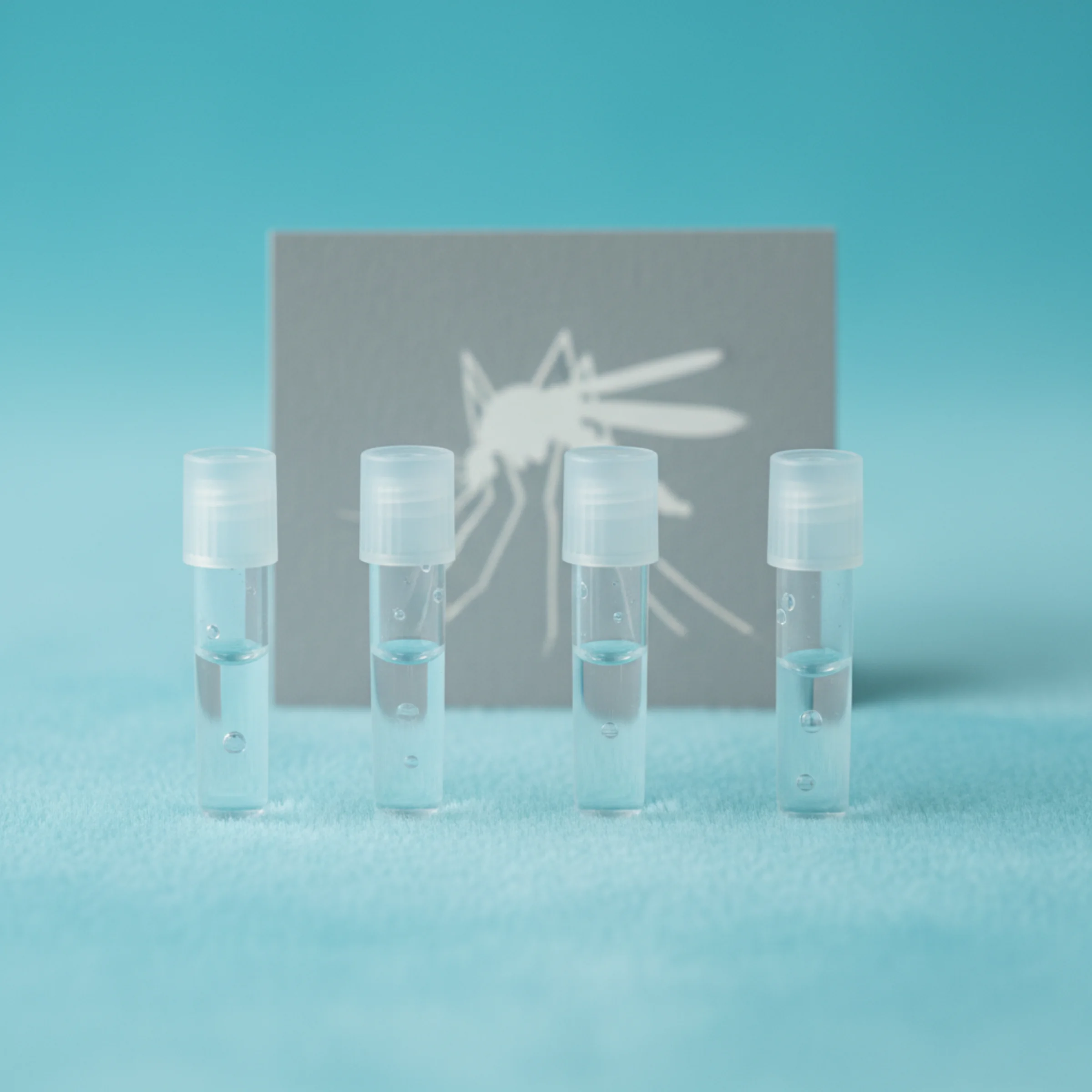 Dengue por RT-PCR: cuatro microtubos eppendorf en fila sobre superficie cyan suave con una silueta tenue de mosquito Aedes aegypti al fondo, estética molecular.