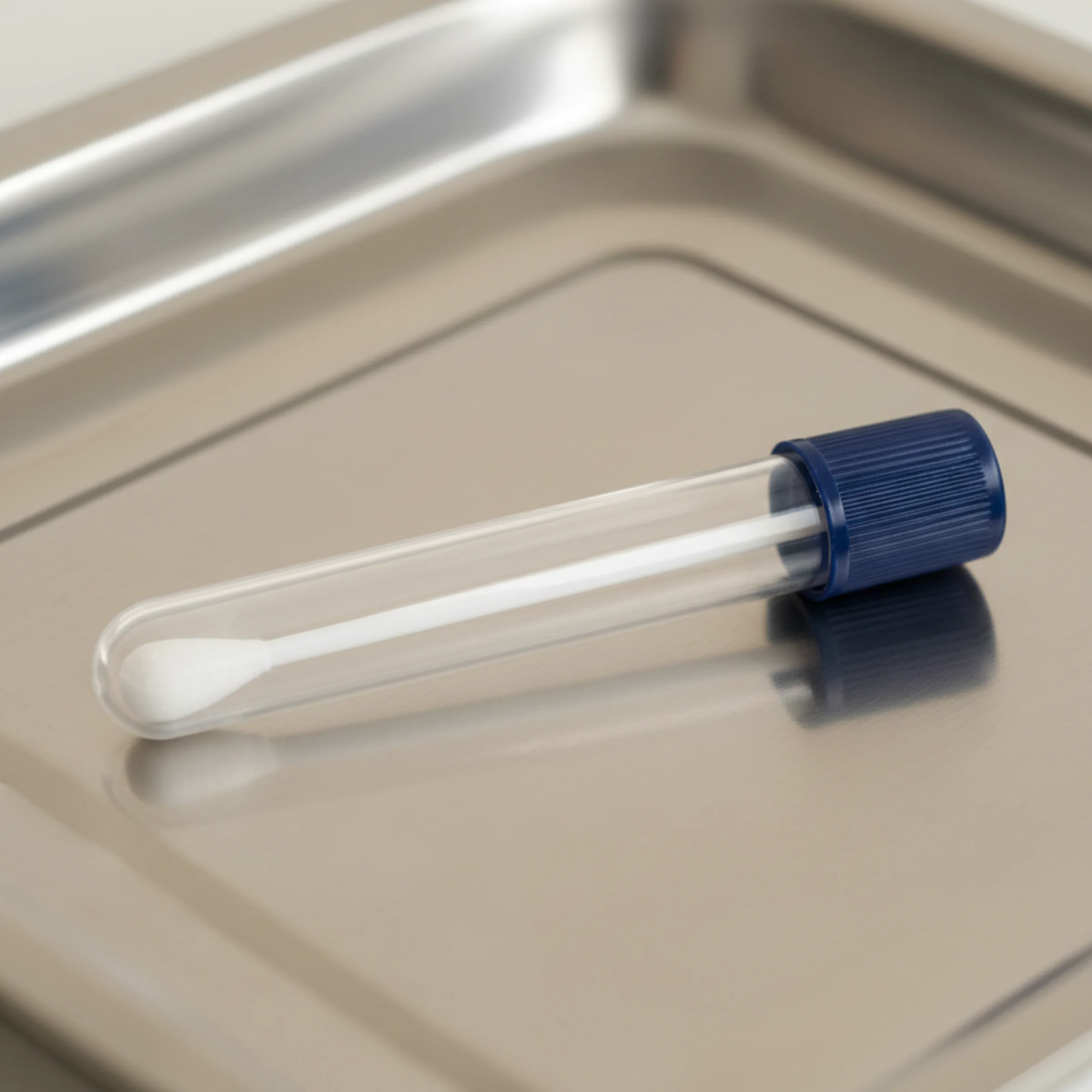 Herpes Simple 1 y 2 por PCR: tubo de transporte con hisopo estéril sobre bandeja de acero, paleta blanco y beige, estilo editorial médico.
