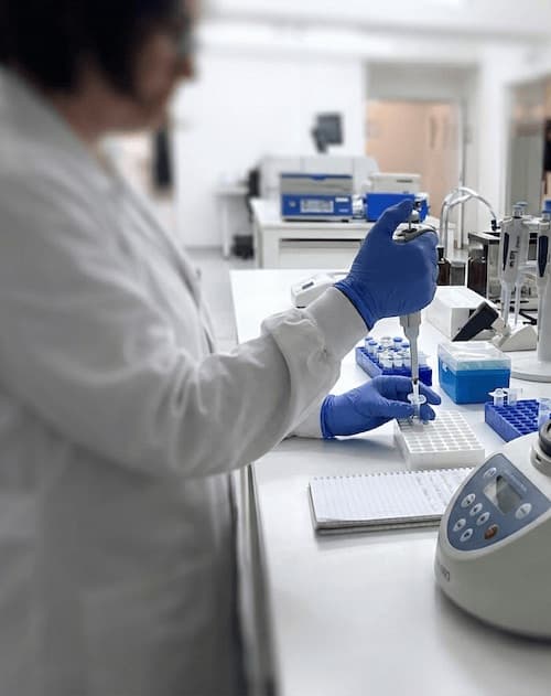 Trabajo de mesada en el laboratorio de biología molecular